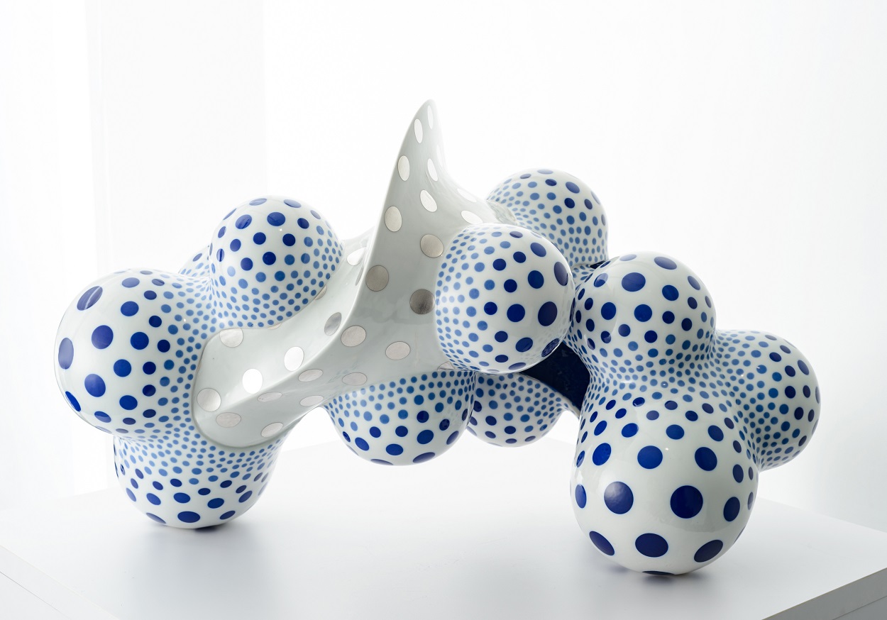 Nakashima Harumi=Proliferating Forms–2033,Porcelain, H37.5×W60×D30.5㎝, 2020. photo=Yuji Imamura, Sokyo Gallery.