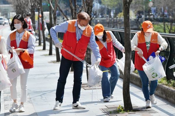 김준 SK이노베이션 부회장이 11일 신입사원들과 함께 서울 종로구 관철동 일대에서 산해진미 플로깅(Plogging) 봉사활동에 참여했다.SK이노베이션