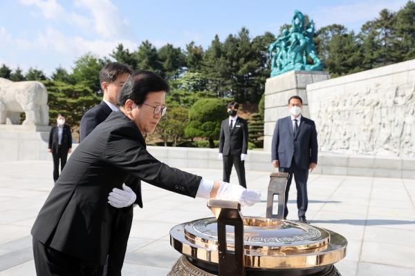 박병석 국회의장이 27일 대전현충원에서 참배를 하고 있다.