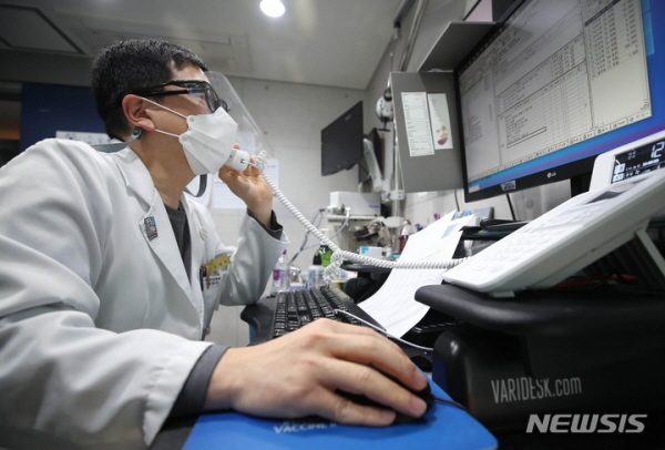 서울 한 병원의 의사가 코로나19 확진자에게 전화를 걸어 비대면 진료를 보고있다. 뉴시스