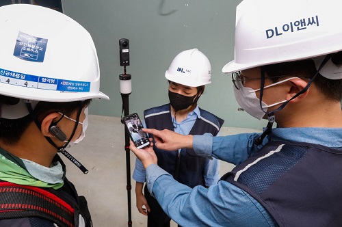 DL이앤씨 직원들이 360도 카메라로 촬영한 공동주택 건설현장의 시공 품질을 점검하고 있다.DL이앤씨
