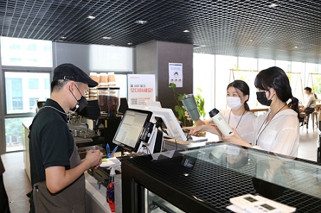 DL이앤씨 본사 직원들이 서울 종로구 돈의문 디타워에 위치한 D라운지카페에서 개인 컵을 사용해 음료를 주문하고 있다.DL이앤씨