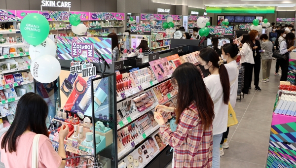 올리브영 '올영세일'을 맞아 매장을 방문한 고객들이 쇼핑을 즐기고 있다.