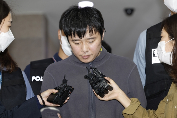 신당역 살인사건 피의자인 전주환(31)이 21일 오전 서울 중구 남대문경찰서에서 검찰로 송치되고 있다