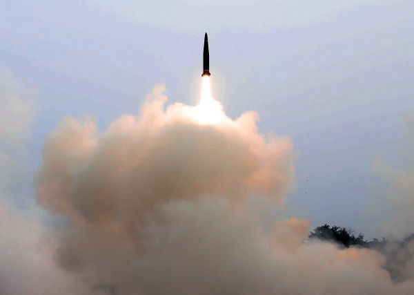 합동참모본부가 24일 북한 ICBM 발사에 대응해 오후 4시25분부터 동해상에서 합동 지해공 미사일을 발사했다. 사진은 이날 현무-Ⅱ 지대지미사일 발사 장면.