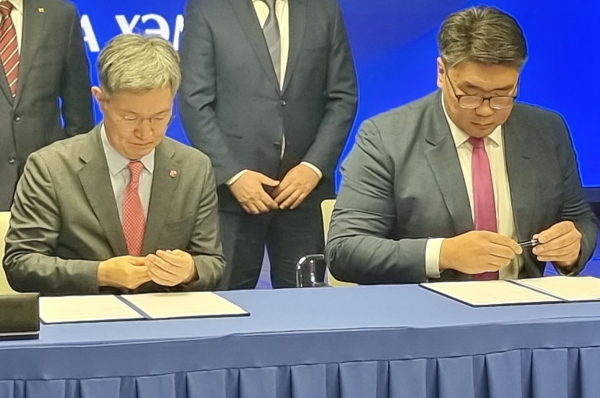 최원석(왼쪽) BC카드 대표이사 사장과 르학수렌 뱌드란(Lkhagvasuren Byadran) 몽골중앙은행 총재가 상호 협력을 위한 계약을 체결하고 있다.