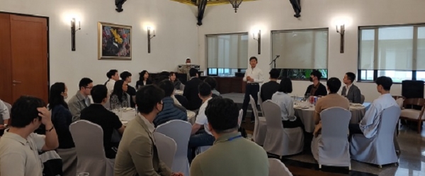 2022년도 GYBM 선발자들이 지난 3월 11일 베트남 연수 중 하노이에서 특강을 듣고 있다.대우세계경영연구회