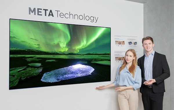LG디스플레이 모델이 ‘메타 테크놀로지’가 적용된 3세대 OLED TV 패널을 소개하고 있다.LG디스플레이