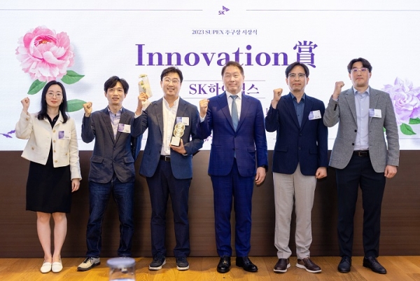 ’SUPEX추구상’ 시상식에서 이노베이션상과 시너지상을 수상한 SK하이닉스 임직원들이 SK그룹 최태원 회장과 기념촬영을 하고 있다.