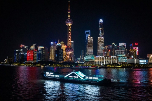 삼성전자가 지난 8일 중국 상하이에서 LED로 제작된 약 70m 길이의 ‘갤럭시 Z 플립5’ 조형물 선박을 제작하고 선상 마케팅을 진행했다. &lt;삼성전자&gt;<br>