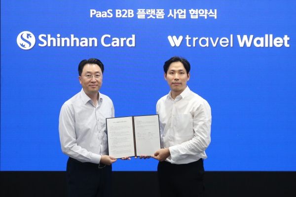 (왼쪽부터) 유태현 신한카드 플랫폼Biz 그룹장과 김형우 트래블월렛 대표가 기념사진을 촬영하고 있다.&lt;신한카드&gt;