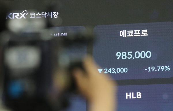 지난 7월 27일 오후 서울 여의도 한국거래소 모니터에 에코프로 주가 가격이 나오고 있다.뉴시스