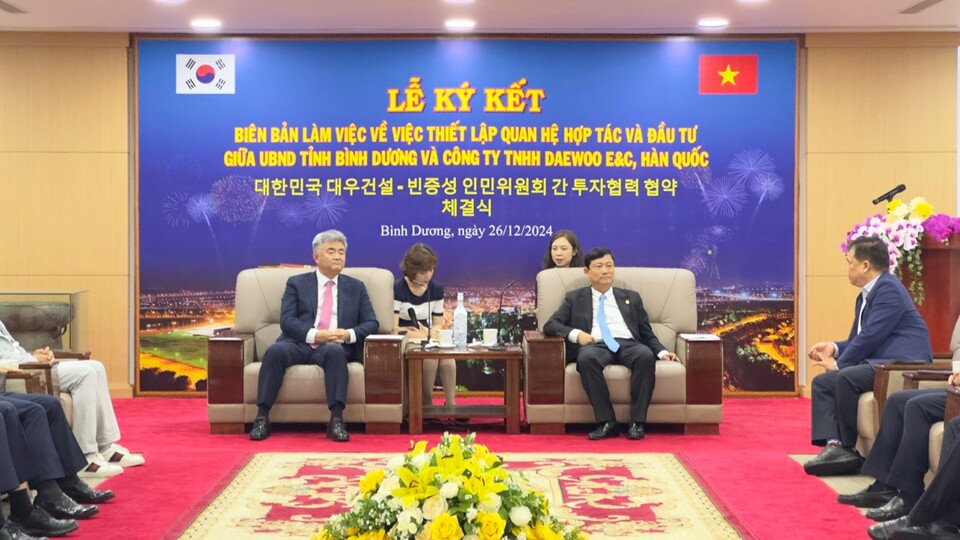 정원주(왼쪽) 대우건설 회장이 지난해 12월 26일 베트남을 방문해 보 반 밍(Vo Van Minh) 빈즈엉성 성장과 대화하고 있다. <대우건설>