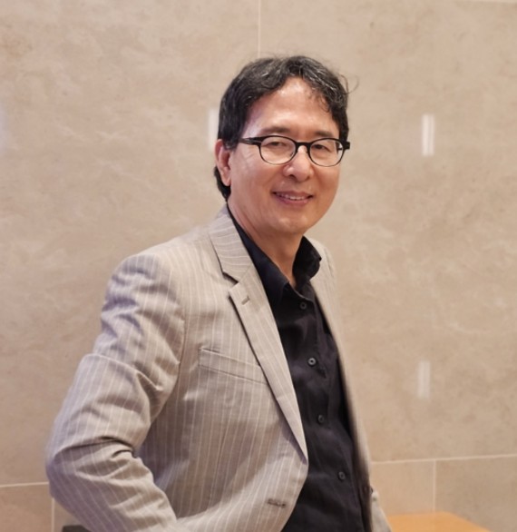 11일 한국ESG위원회 회장으로 재취임한 서재익 박사가 포즈를 취하고 있다. <한국ESG위원회>