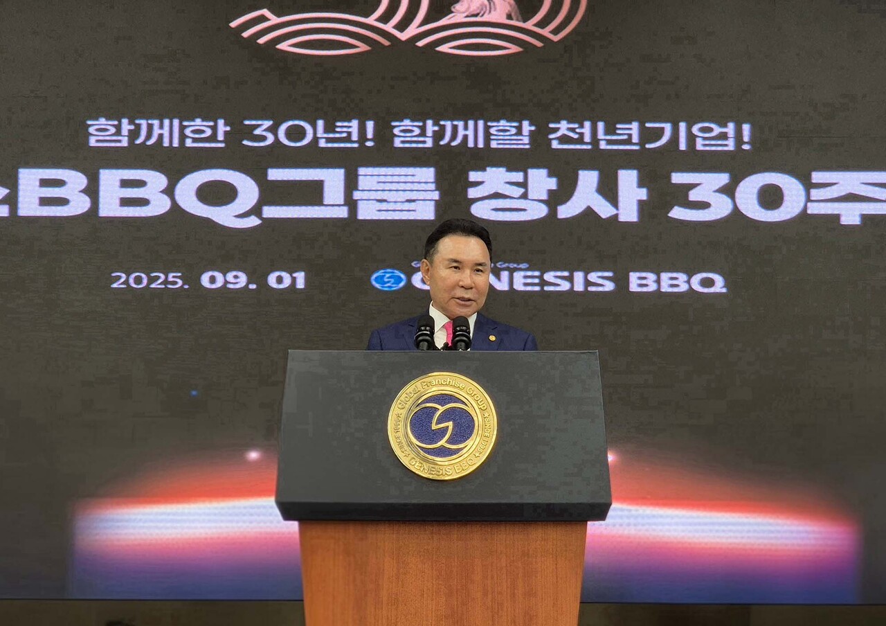 지난 달 1일 열린 창사 30주년 기념 행사서 윤홍근 제너시스BBQ 그룹 회장이 창립 30주년을 맞아 새로운 미래를 준비하는 비전을 선포하고 있다.<BBQ>