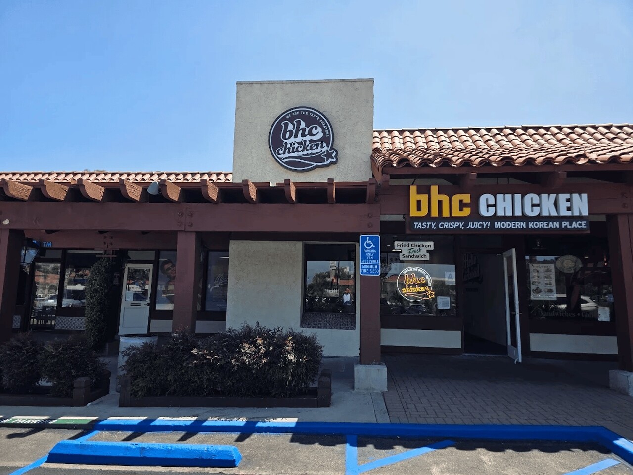 bhc, 미국 5호점 ‘칼스배드점’ 전경.<bhc>