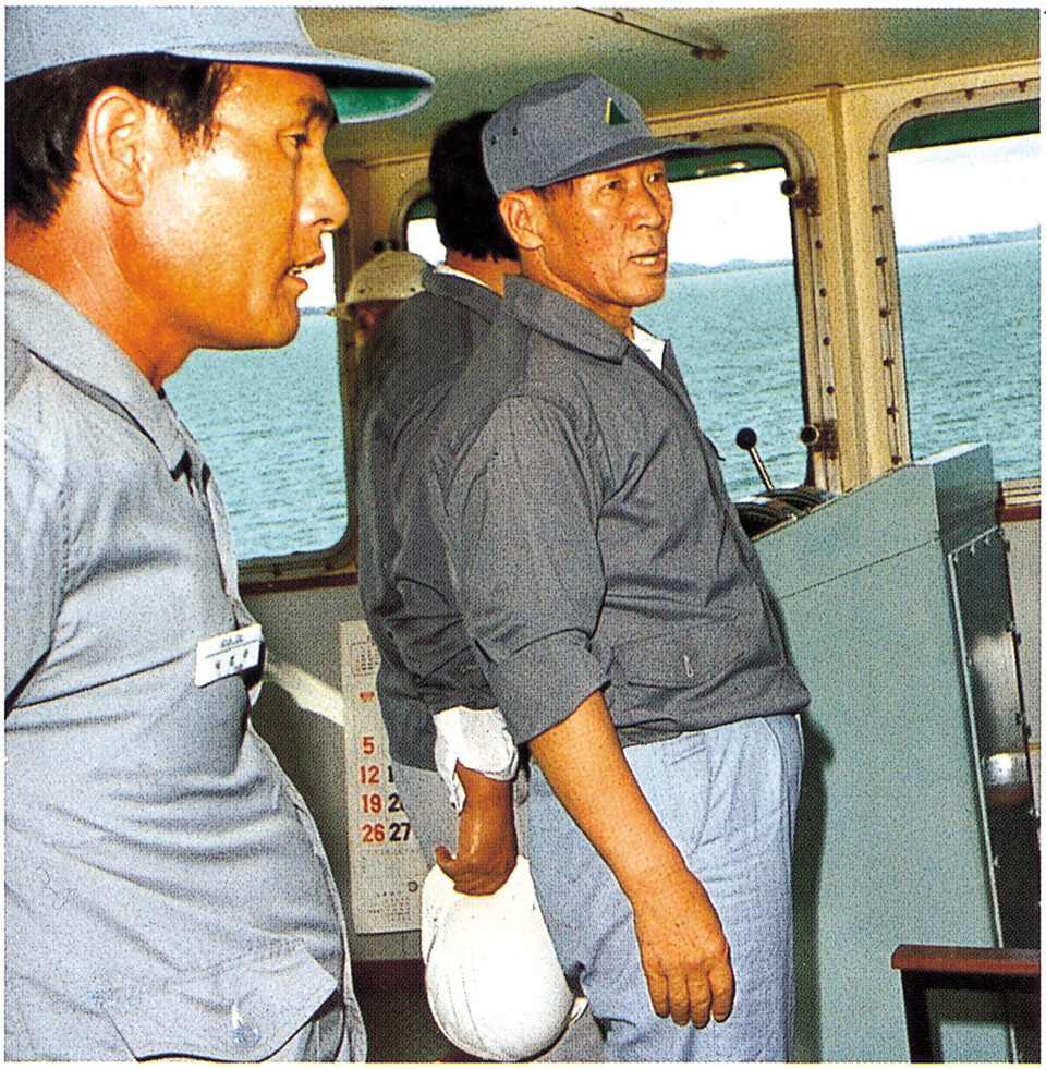 정주영 현대그룹 창업주가 사우디아라비아 주베일 산업항 건설 현장을 둘러보며 현황을 점검하고 있다.<현대자동차그룹>