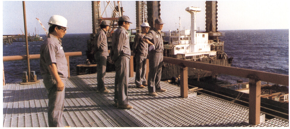 정주영 현대그룹 창업주가 사우디 아라비아 주베일 산업항 건설 현장을 점검하고 있다.<현대자동차그룹>