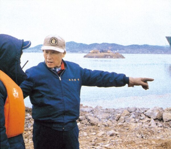 정주영 전 현대그룹 창업회장이 서산 간척지에서 간척 공사를 진두지휘하고 있다.<현대차그룹>