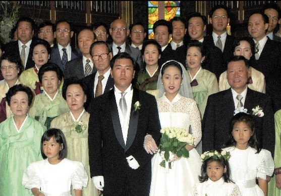 정의선 회장 결혼식에서 정주영 창업회장 가족이 기념 사진을 찍고 있다.<정주영 아산닷컴>