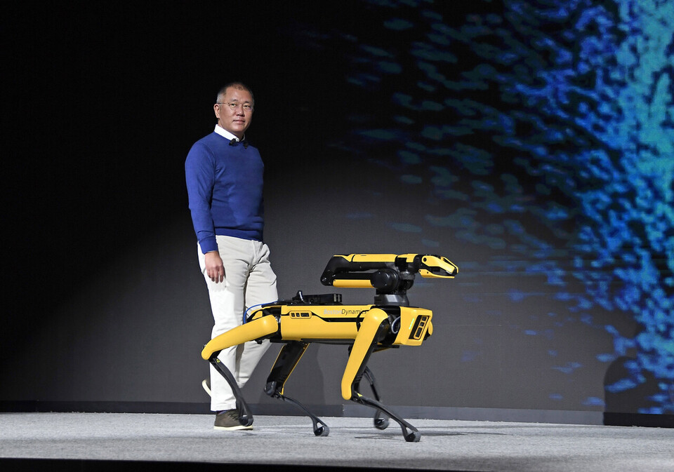 정의선 현대자동차그룹 회장이 CES 2022에서 로봇개 스팟과 무대로 나서고 있다.<현대자동차그룹>