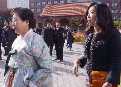 현정은(왼쪽) 현대그룹 회장과 정지이 현대무벡스 전무가 지난 2016년 11월 11일 서울 중구 명동성당에서 열린 정몽구 회장의 외손녀 선아영씨의 결혼식에 참석하기 위해 식장으로 향하고 있다.<뉴시스>