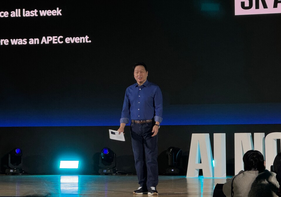 최태원 SK그룹 회장이 3일 오전 서울 강남구 코엑스에서 열린 ‘SK AI 서밋 2025’에서 기조연설을 하고 있다.<남빛하늘>  