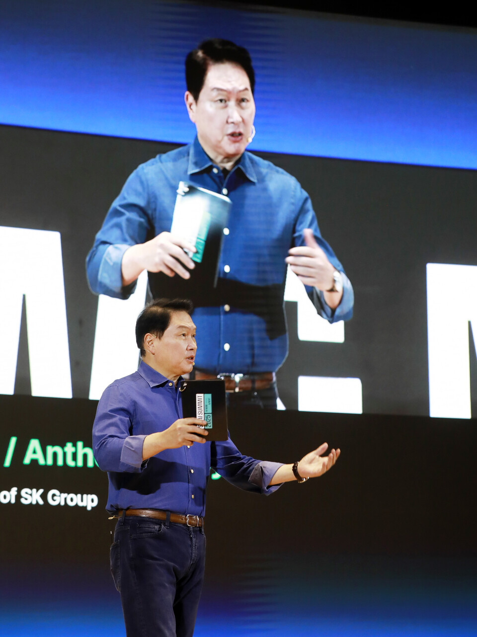 최태원 SK그룹 회장이 3일 오전 서울 강남구 코엑스에서 열린 ‘SK AI 서밋 2025’에서 기조연설을 하고 있다.<SK그룹>
