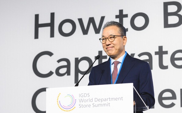 롯데백화점 잠실점이 단일 점포 매출 4조 원 달성에 속도를 내고 있다. 사진은 정준호 롯데백화점 대표의 모습.<롯데백화점>