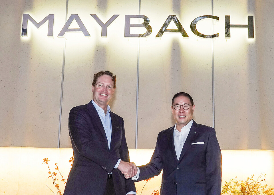 조현상(오른쪽) HS효성 부회장과 올라 칼레니우스 메르세데스-벤츠 그룹 이사회 의장 겸 최고경영자(CEO)가 지난 13일 서울 강남구 마이바흐 브랜드센터 서울에서 기념 촬영을 하고 있다.<HS효성>