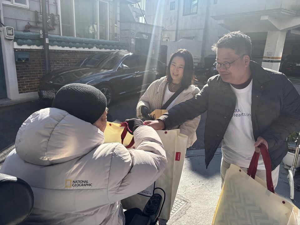 악사손해보험 임직원들이 ‘겨울철 방한용품 및 영양제 패키지’ 배달 봉사를 진행하고 있다.<악사손해보험>