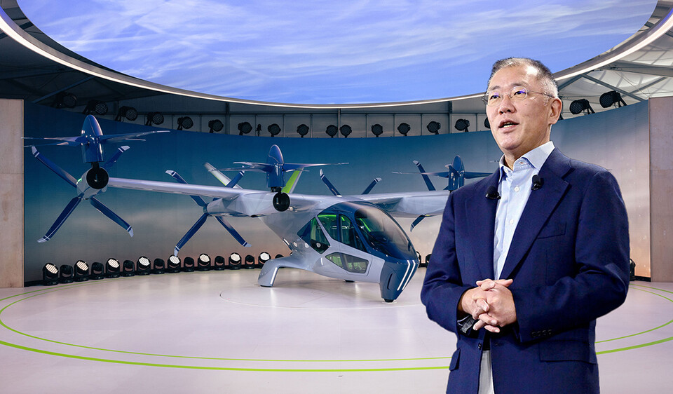 정의선 현대자동차그룹 회장과 슈퍼널의 전기수직이착륙기(eVTOL) S-A2 기체.<현대자동차그룹>