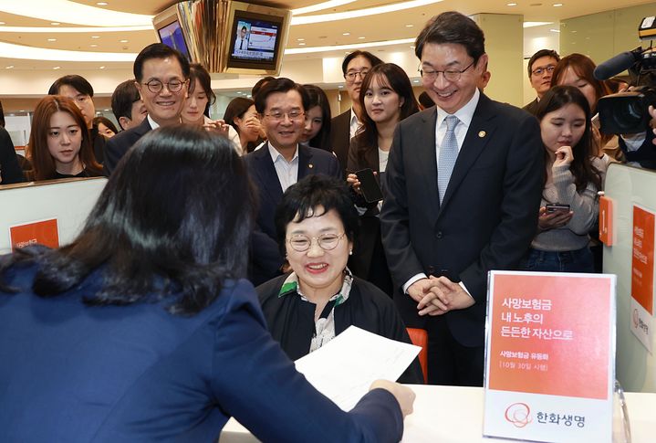 이억원(좌석 뒷편 오른쪽 첫 번째) 금융위원장이 지난달 30일 오후 서울 중구 한화생명 시청 고객센터를 방문해 사망보험금 유동화 출시일에 맞춰 준비상황을 점검하고 있다.<금융위원회>