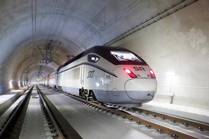 에스알(SR)이 아주대학교와 25일 철도·모빌리티 분야 인공지능(AI)·데이터 기반 연구 및 인재 양성을 위한 업무협약을 체결했다. 사진은 에스알이 운영하는 SRT.<SR>