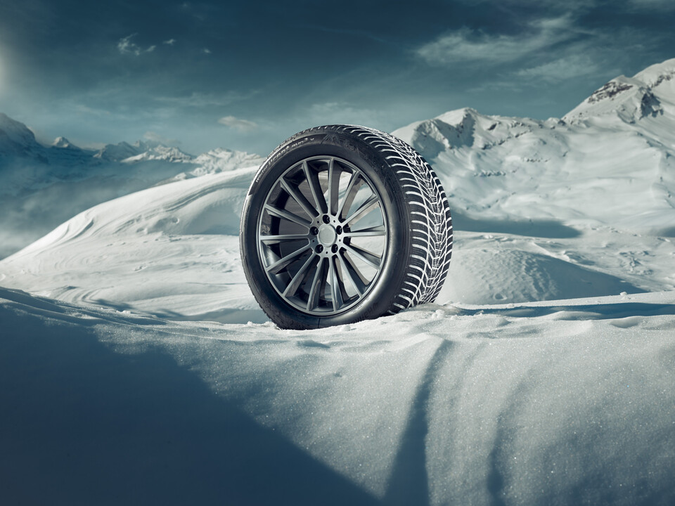 한국타이어앤테크놀로지의 윈터 아이셉트 에보3 X가 ‘2025/26 드라이버리뷰 커스터머 초이스 어워드’에서 최고의 SUV용 겨울용 타이어 부문 우수상을 받았다.<한국타이어앤테크놀로지>