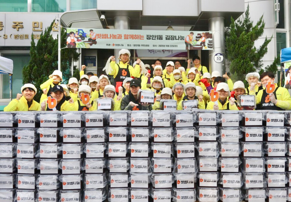 빗썸나눔이 지난 22일 서울 동대문구 장안1동 주민센터와 함께 겨울철 취약가구 지원을 위한 ‘김장나눔’ 행사를 열었다.<빗썸>