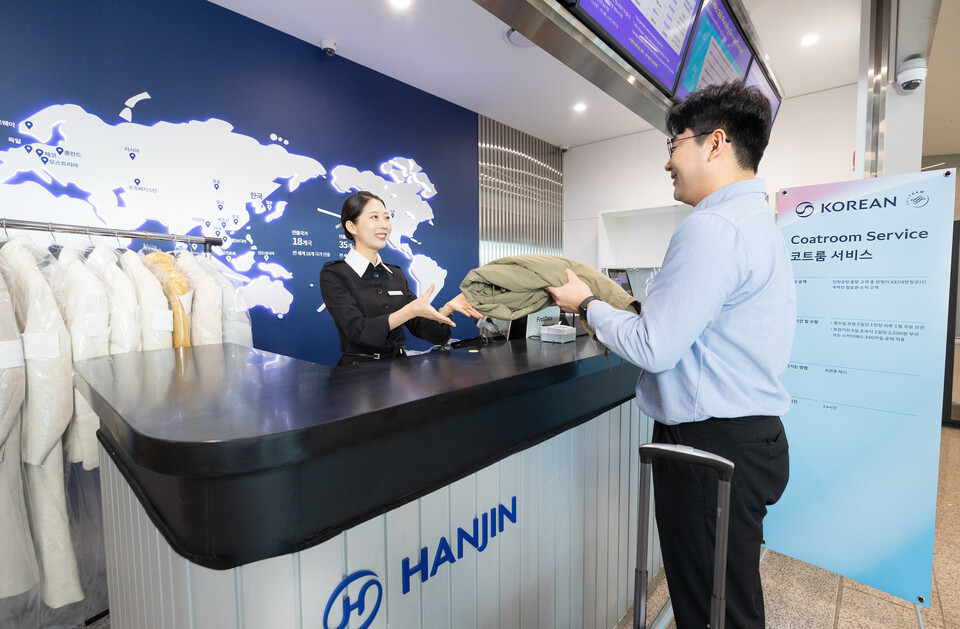 대한항공은 오는 12월 1일부터 내년 2월 28일까지 3개월간 승객의 겨울 외투를 무료로 보관해주는 ‘코트룸(Coatroom) 서비스’를 재개한다.<대한항공>