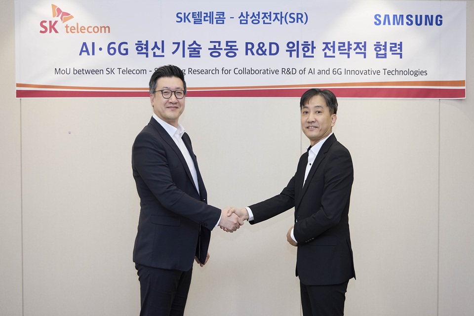 류탁기(왼쪽)SKT 네트워크기술담당과 정진국 삼성리서치 차세대통신연구센터장이 협약서에 서명하고 기념촬영을 하고 있다.<SKT>