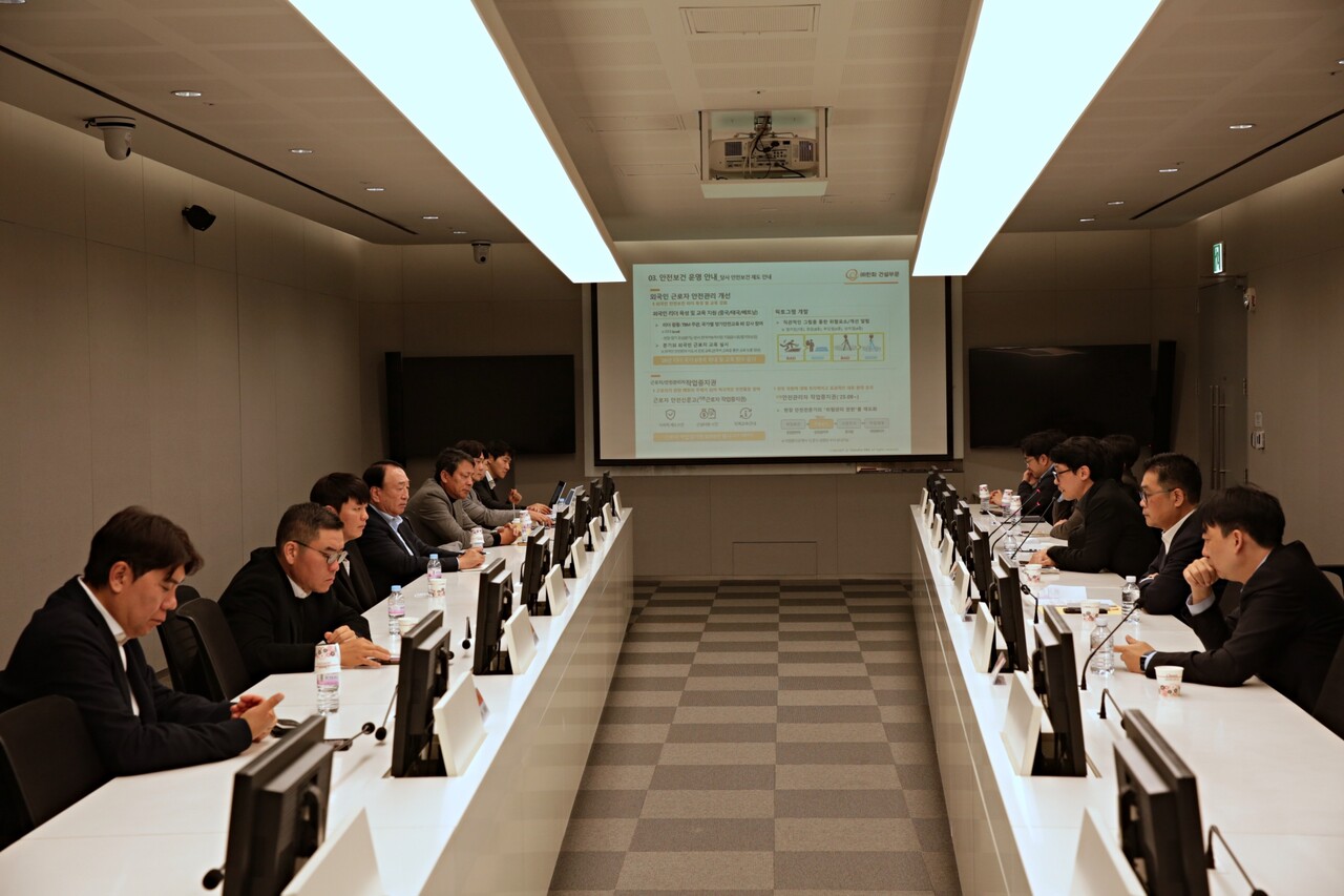 정대웅 한화 건설부문 안전기획팀 팀장이 노동안전 대책에 대해 말하고 있다.<한화>