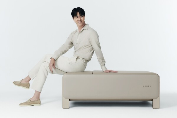 코웨이가 식품의약품안전처 인증을 획득한 의료기기 ‘비렉스(BEREX) 마사지셋·코어셋’ 출시와 함께 광고 모델로 배우 차승원을 선정하고 26일부터 신규 광고를 온에어한다.<코웨이>