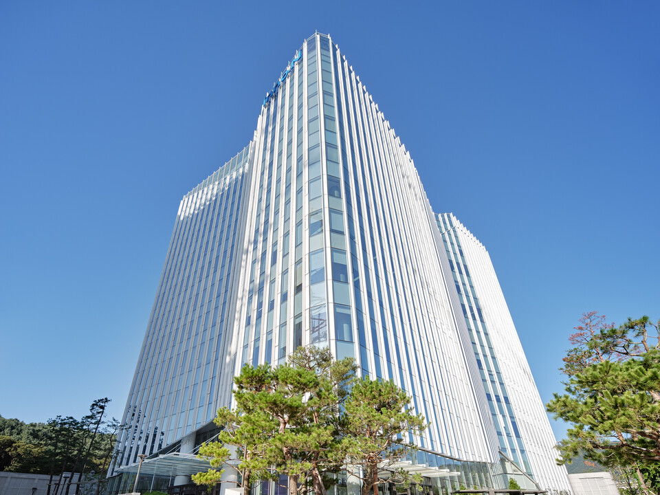 HK이노엔은 ESG 평가기관 ‘서스틴베스트’가 발표한 ‘2025년 하반기 ESG 평가 결과’에서 최고 등급(AA)을 획득해 최근 진행된 4차례 평가에서 연속으로 최고 등급을 받았다고 26일 밝혔다. 사진은 HK이노엔 사옥 전경.<HK이노엔>