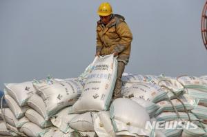생산 줄고 사재기까지..국제 쌀값 7년 만에 최고 폭등