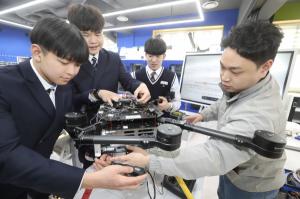 KT, 서울로봇고와 로봇·AI 아우르는 ‘융합형 기술’ 명장 키운다
