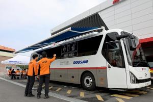 두산, '재난구호요원 회복버스'로 소방관 휴식 돕는다