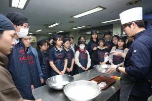 BBQ, 경기도 소재 고등학교 학생 30명 대상 직업체험 위한 치킨캠프 진행